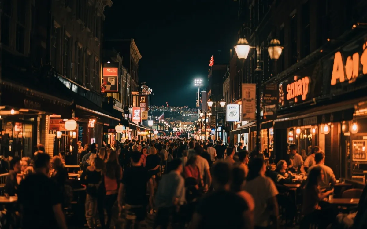 比赛日夜间街区餐饮与零售繁忙场景,灯光温暖,人群流动